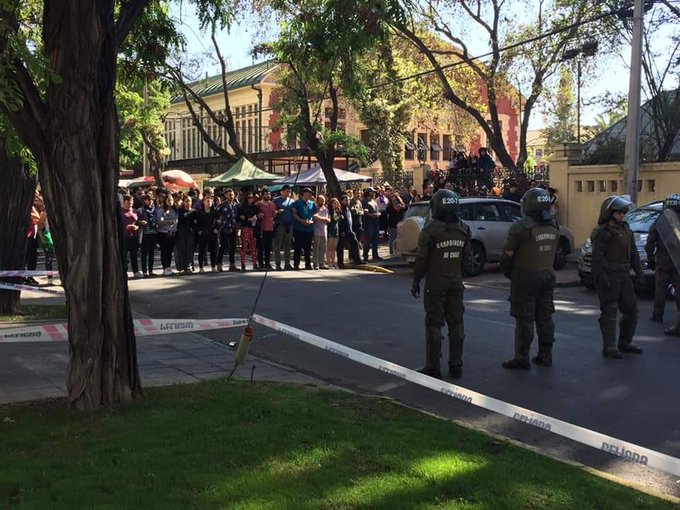 Apoderados del Liceo Manuel de Salas evalúan tomar medidas contra Carabineros luego de represión a estudiantes