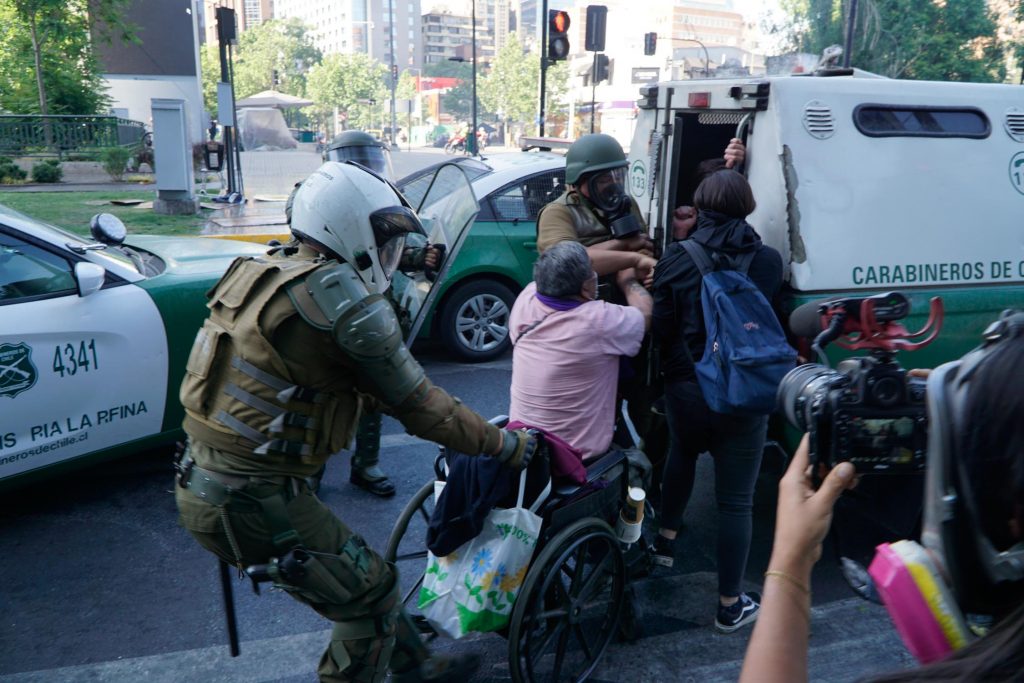 VIDEO| El registro que comprueba que Carabineros le quitó la silla de ruedas a un hombre en las manifestaciones del Costanera Center