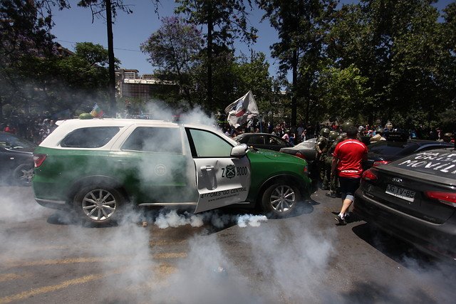 Carabineros activan bomba lacrimógena dentro de patrulla policial intentando repeler a manifestantes 