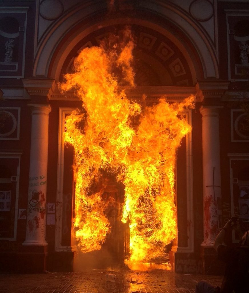 VIDEOS| Se incendia histórica Iglesia de la Veracruz en barrio Lastarria
