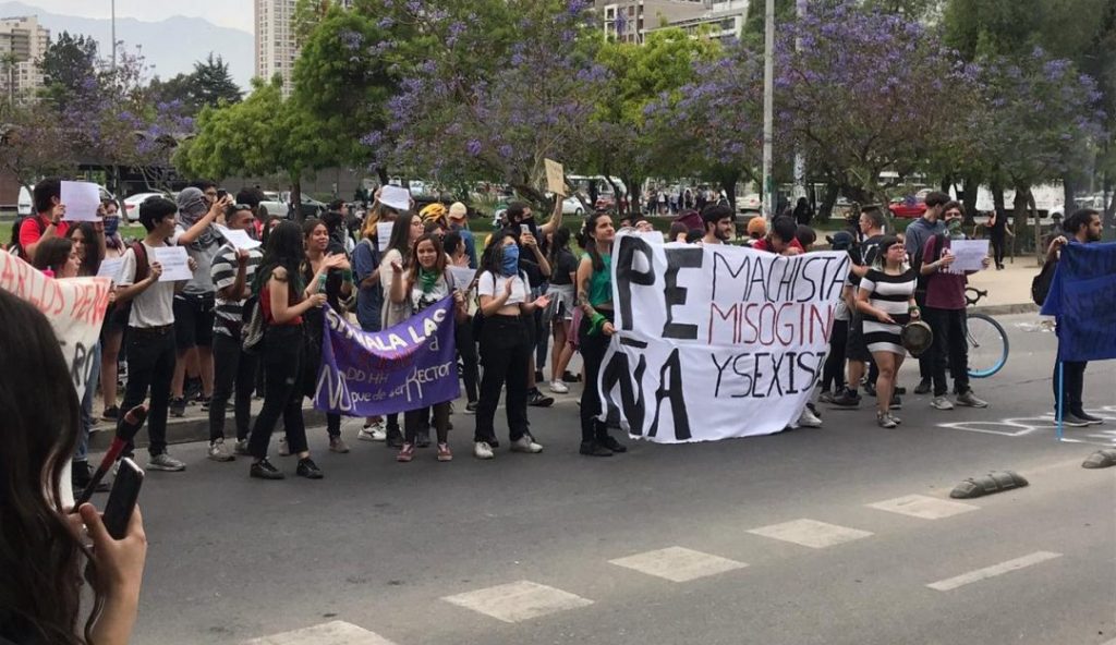 Estudiantes de la UDP realizan funa a rector Carlos Peña y exigen su renuncia