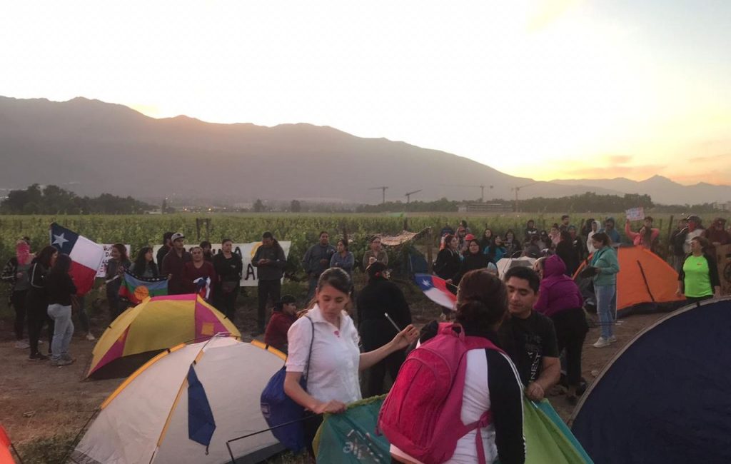 Más de 300 familias organizadas de Peñalolén realizan toma de terrenos en la Viña Cousiño Macul