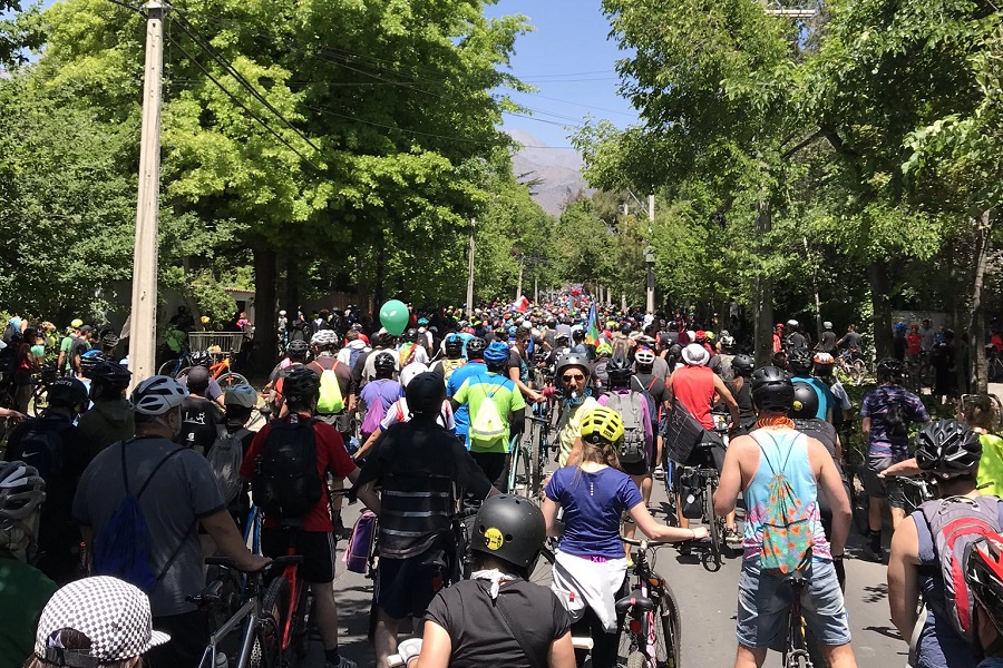VIDEOS| «Asesino igual que Pinochet»: Ciclistas se manifestaron frente a la casa de Sebastián Piñera