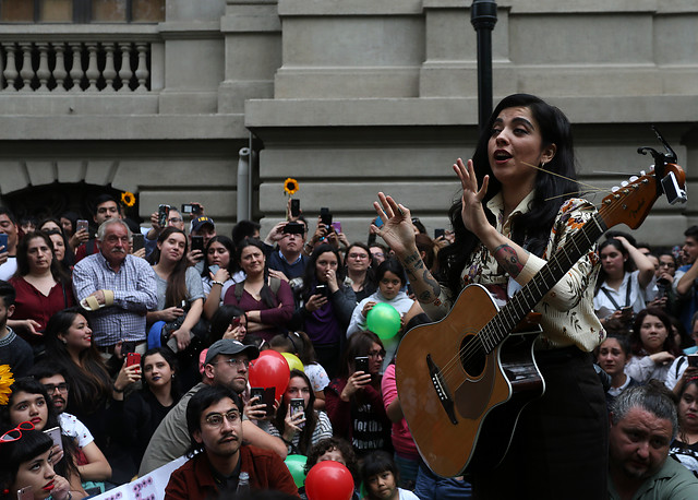 Mon Laferte es galardonada en los MTV Europe Music Awards en medio de su gira por Chile en apoyo a las protestas sociales
