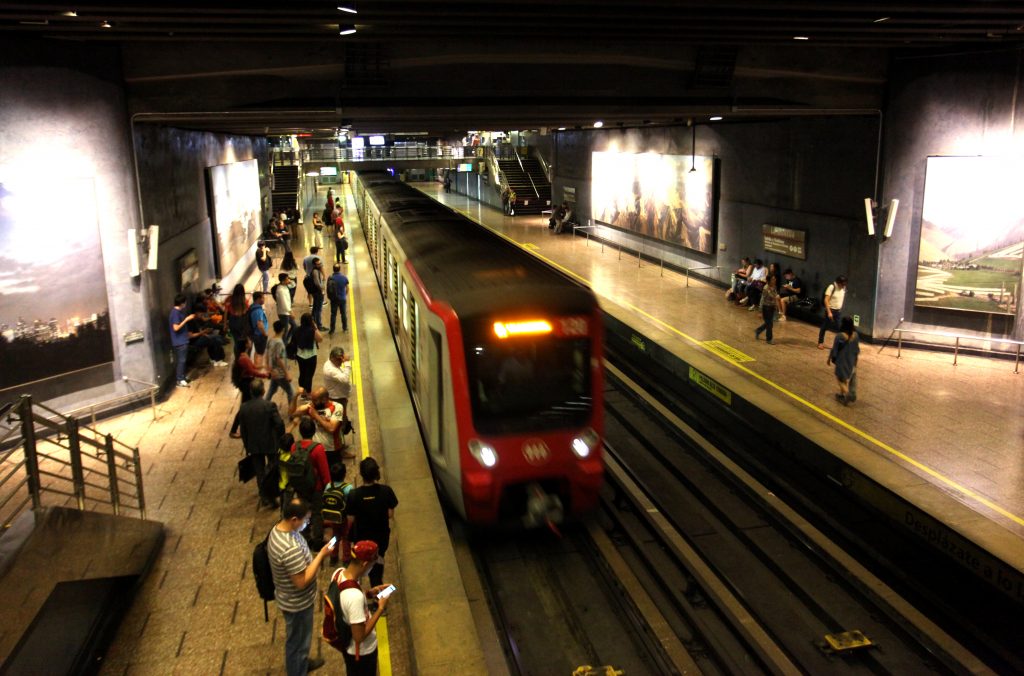 Metro informó que Línea 1 está operando de forma parcial debido a presencia de una persona en las vías