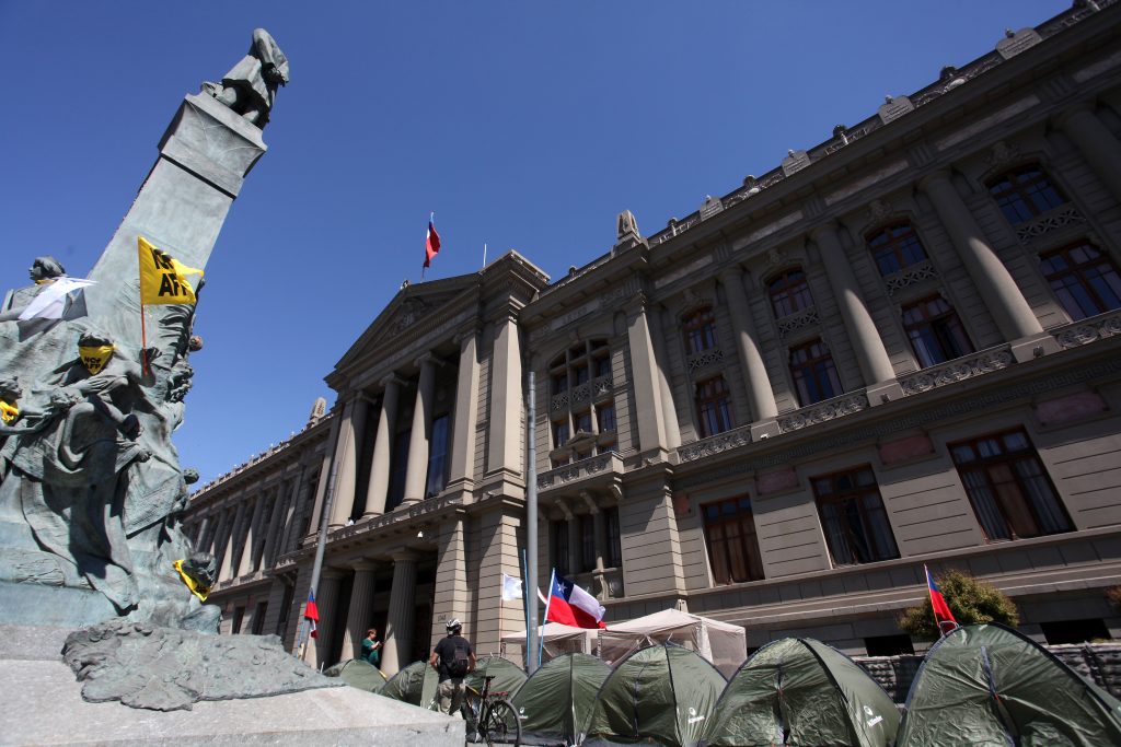 Instalan «Campamento de la Dignidad» en el frontis del Congreso en Santiago