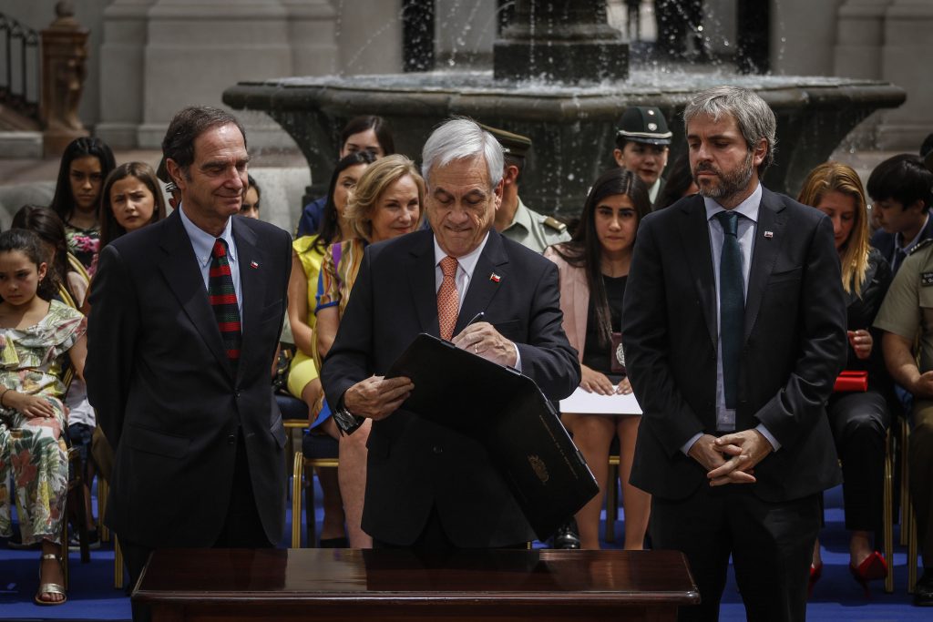 Presidente Piñera firma proyecto que fortalece estatuto de protección para Carabineros, PDI y Gendarmería