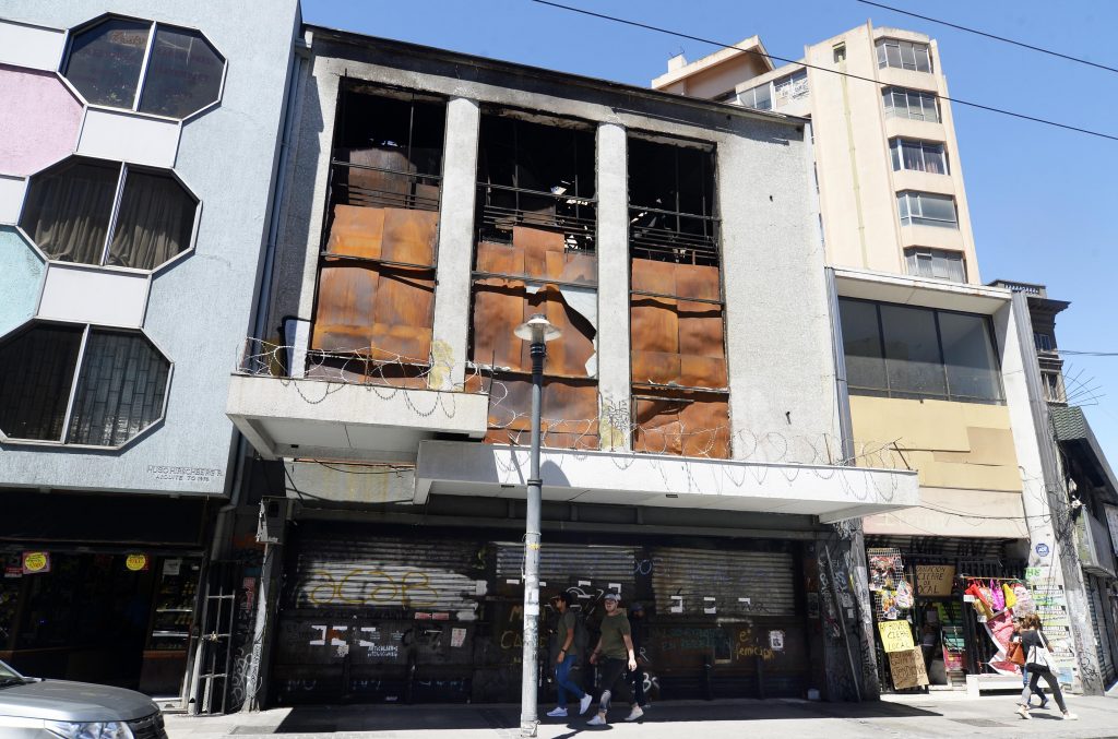Encuentran dos cuerpos calcinados en tienda incendiada hace más de un mes en Valparaíso