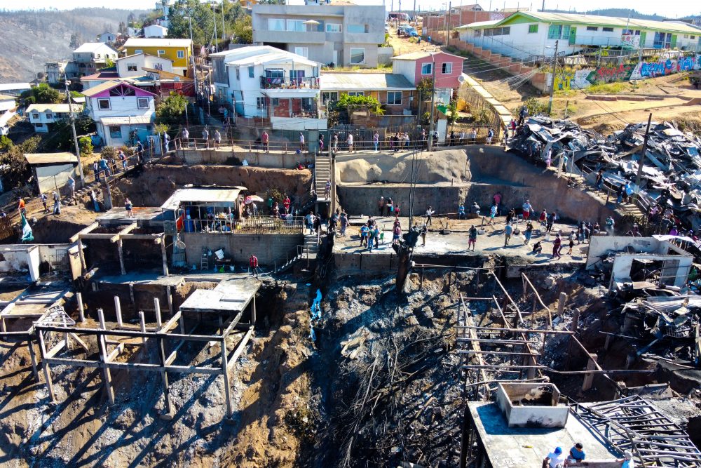 Cerca de mil damnificados y 245 casas afectadas deja incendio en Valparaíso: Alcalde Sharp presentó querella criminal