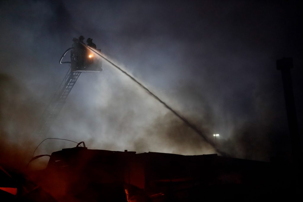 Explosión de fábrica causa nube tóxica y malestar en vecinos de Maipú