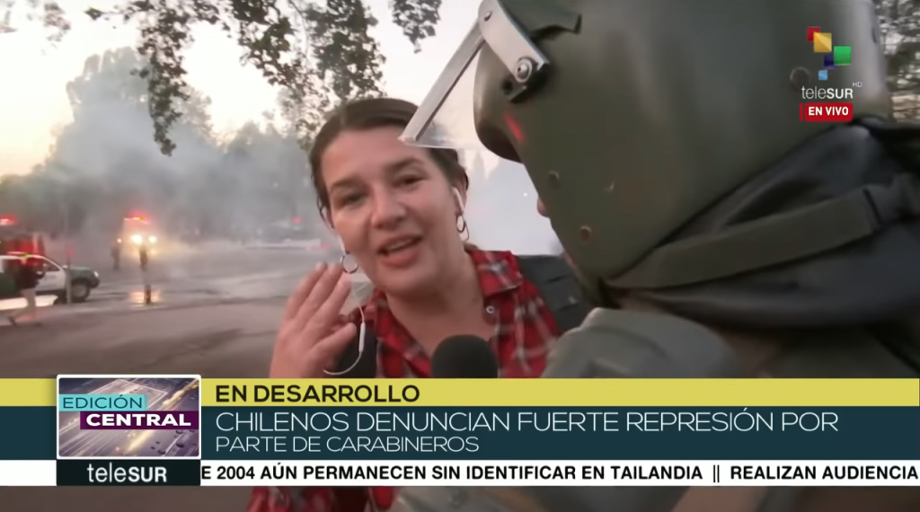 VIDEO| Carabineros acosa a equipo periodístico de TeleSur en inmediaciones de Plaza Italia