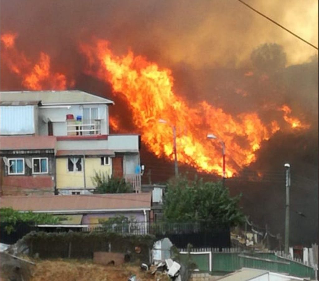 VIDEOS| 80 casas y 15 hectáreas de terreno consumidas lleva hasta ahora el incendio en Valparaíso