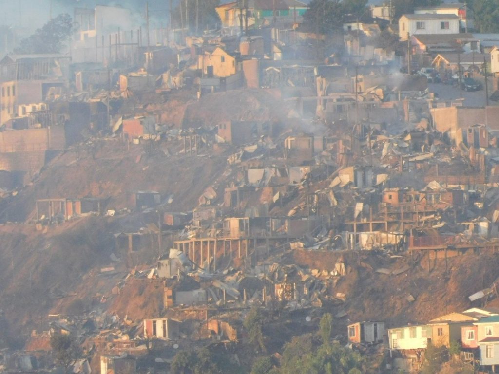 «El pueblo ayuda al pueblo»: Vecinos de Valparaíso se organizan e inician campaña para apoyar a afectados por incendio