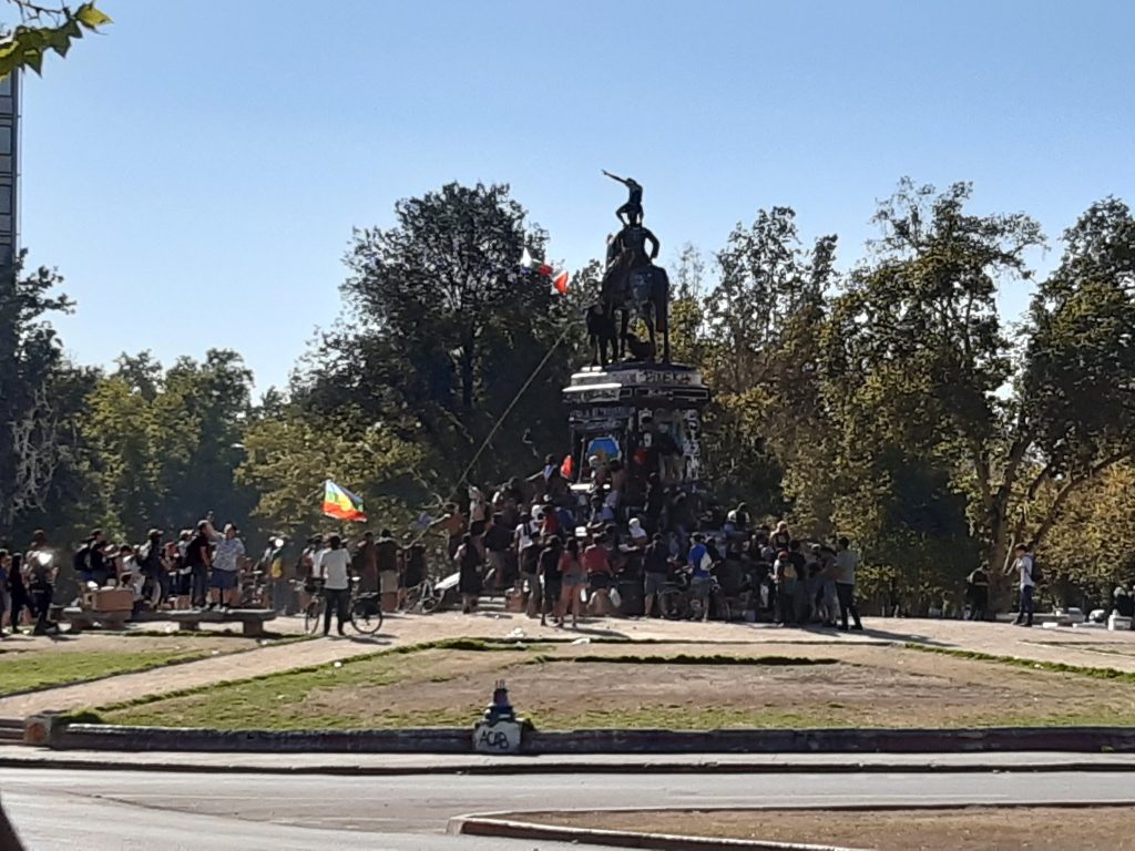 VIDEOS| Con cuerdas y un martillo intentan derribar estatua del general Baquedano en Plaza Italia