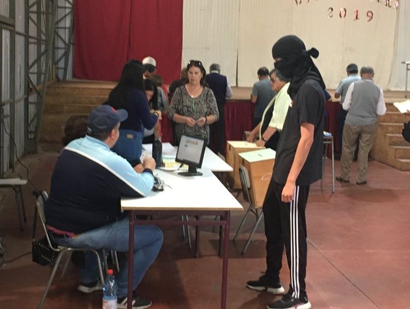 «Esto no termina aquí»: Joven votó encapuchado en Consulta Ciudadana de San Antonio 