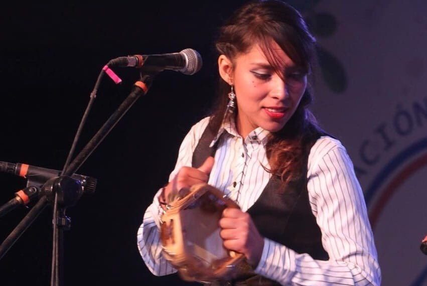VIDEO| «No estamos todas, falta Xaviera»: La emotiva performance de las compañeras de Xaviera Rojas en la Universidad de Chile