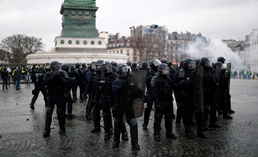 Gobierno francés admite que sus policías son demasiado «violentos»
