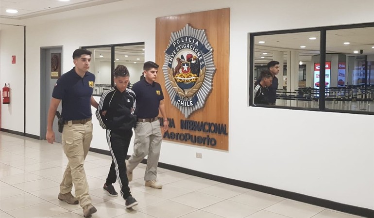 Pablo Chill-E es detenido por Policía de Investigaciones en el aeropuerto
