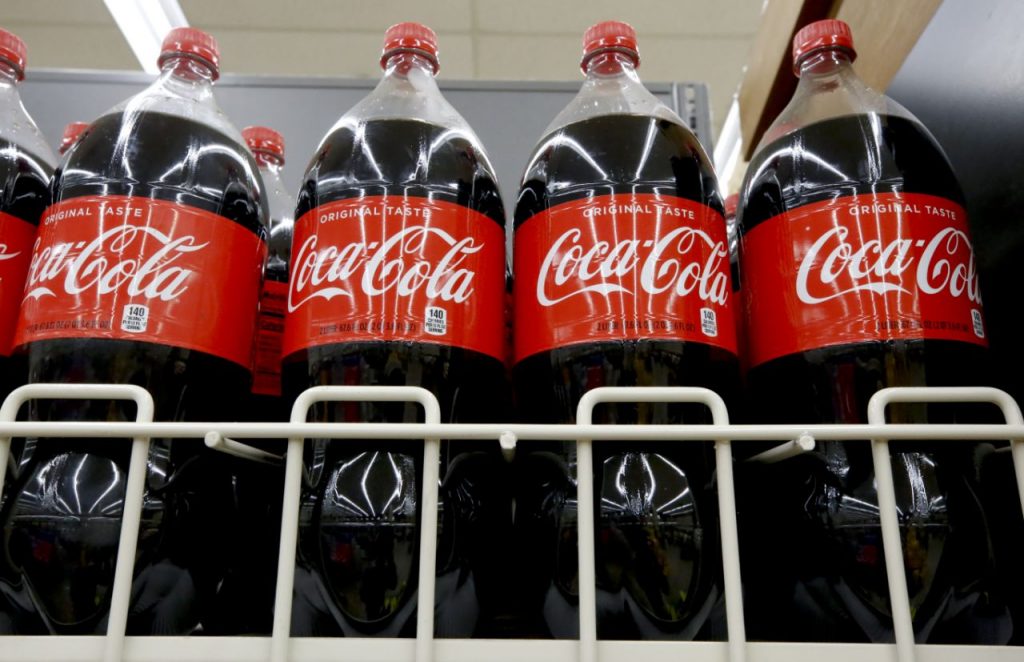 Coca – Cola se niega a dejar de utilizar botellas plásticas porque «los clientes las quieren»