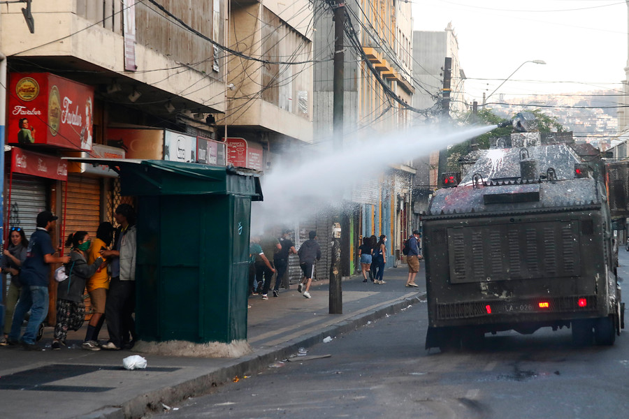 Bombas lacrimógenas y chorro lanzaaguas: INDH se querella por ataque de Carabineros contra dos funcionarias