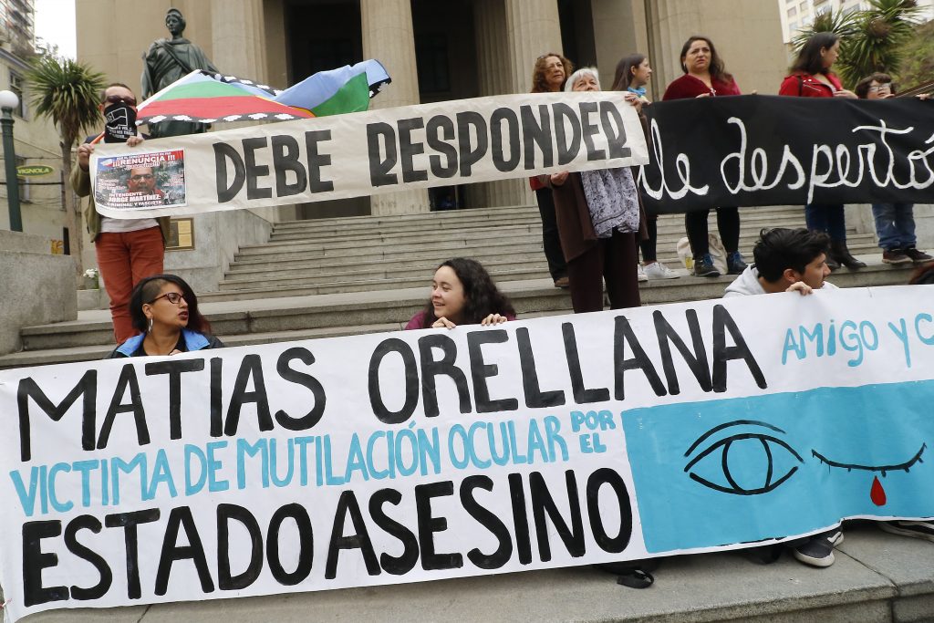 Declaran admisible recurso que busca impedir que Carabineros siga disparando lacrimógenas al cuerpo en Valparaíso