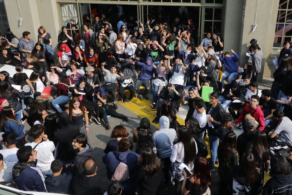 Tomas y manifestaciones marcan primera jornada de PSU en todo el país: Aquí los establecimientos que han suspendido la prueba