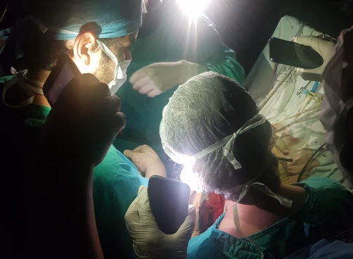 Presidenta del Colegio Médico denuncia que se realizaron cirugías con linternas de celular ante corte de luz en Hospital Barros Luco