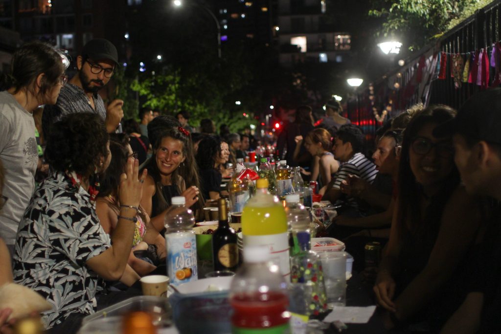 Vecinos de Plaza de la Dignidad celebraron el año nuevo con gran cena comunitaria