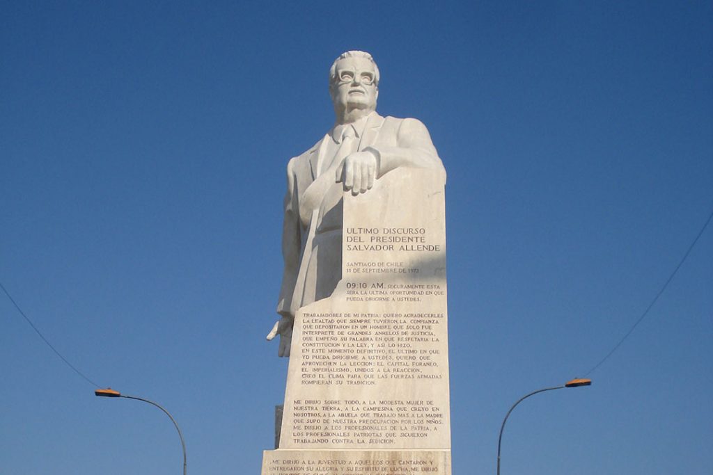 Monumento de Salvador Allende en San Joaquín amanece con ofensivos rayados