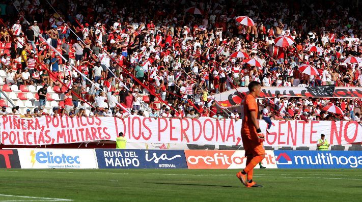 Carabineros multó a hinchas de Curicó por lienzo desplegado durante el partido