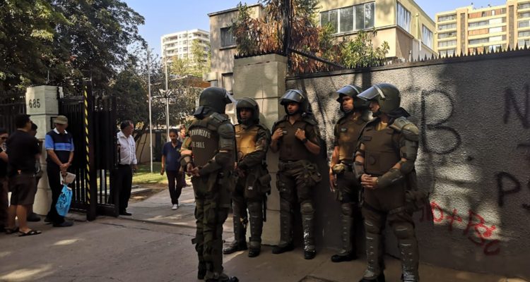 Ministerio del Interior presentó querellas por toma del Demre, ultraje a la bandera e incendio de sede de diputado oficialista