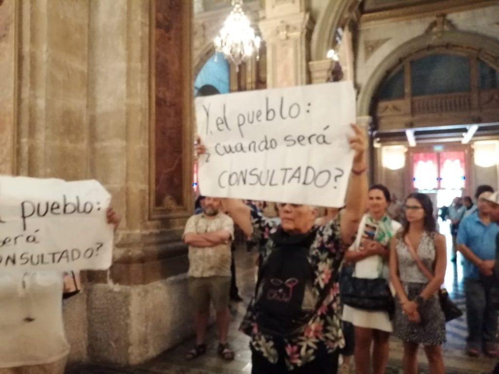 Protesta con cartuchos de lacrimógenas: Manifestantes irrumpen ceremonia de posesión de nuevo arzobispo de Santiago