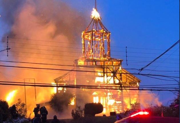 Incendio consume iglesia San Francisco de Ancud