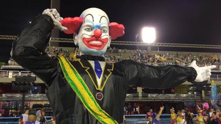 VIDEO| Payaso con banda presidencial imita a Bolsonaro en un Carnaval de Río que mezcla samba con protestas