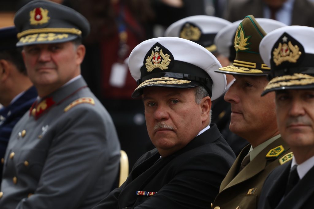 Comandante en Jefe de la Armada llama a sus hombres a defender «el honor de los chilenos bien nacidos»