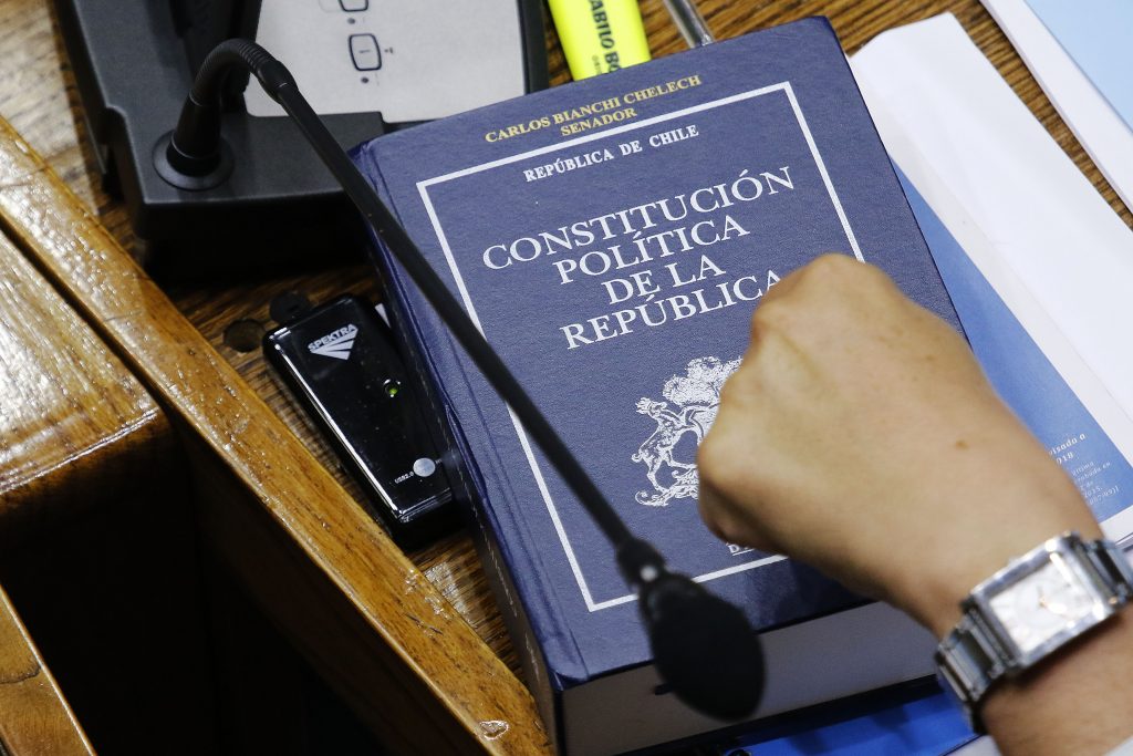«Si imagináramos que la Constitución es una casa»: La «tendenciosa» pregunta que genera críticas hacia la encuesta Cadem