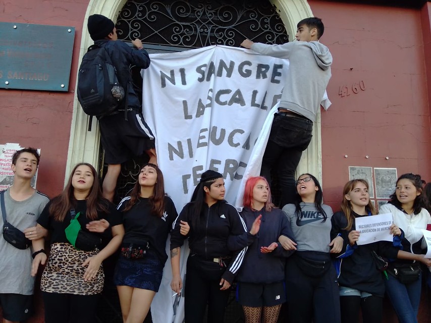 Grupo de secundarios se manifiesta contra la PSU en las afueras de la Universidad de Valparaíso