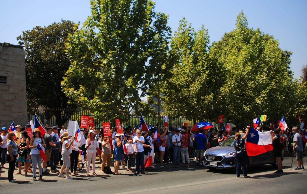 Colegio de Periodistas y U. de Chile condenan agresión a periodistas en manifestación por el Rechazo