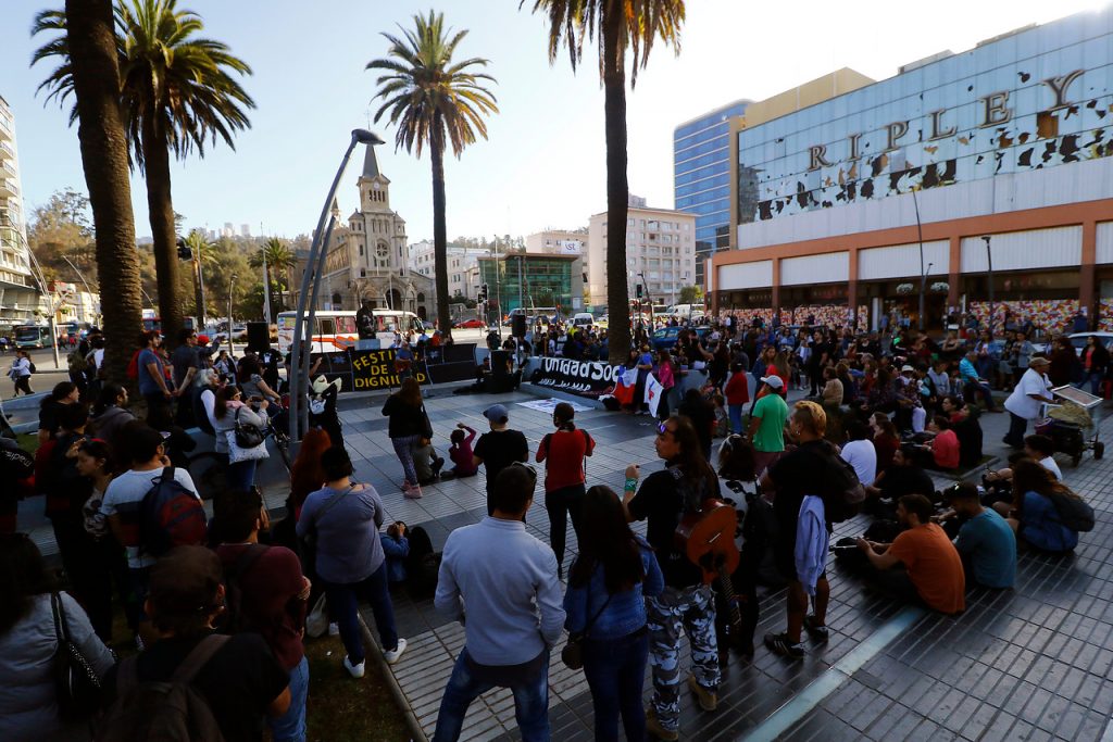 Viña se resiste al festival: Anti-festival de Los Cerros y Festival por la Dignidad se tomaron las calles este fin de semana