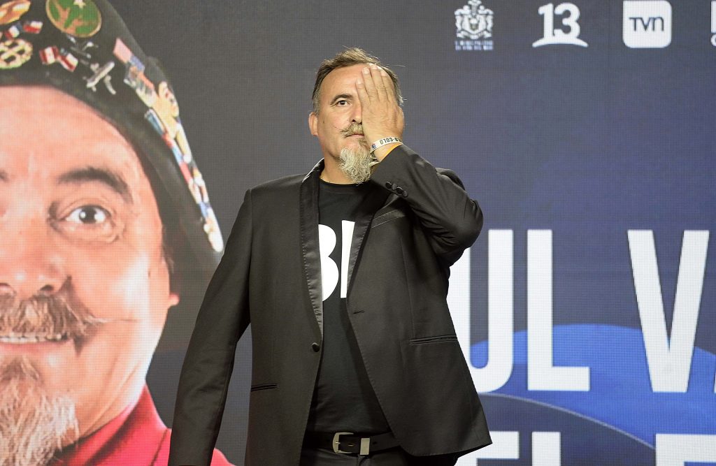 Paul Vásquez se tapó un ojo en su conferencia de prensa oficial del Festival de Viña