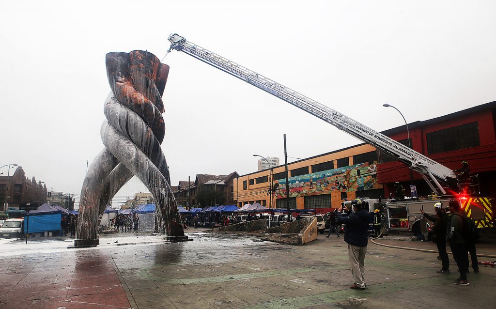 En Valparaíso se incendió el «Monumento a la Solidaridad» frente al Congreso