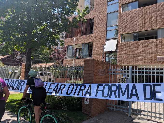 Cientos de ciclistas llegaron a manifestarse frente a la casa de la jueza Acevedo