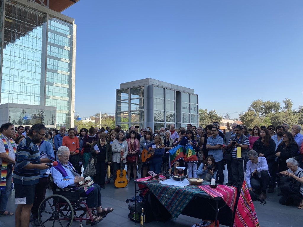 VIDEO| Mariano Puga ofició misa frente al Centro de Justicia para exigir la liberación de los presos del estallido social