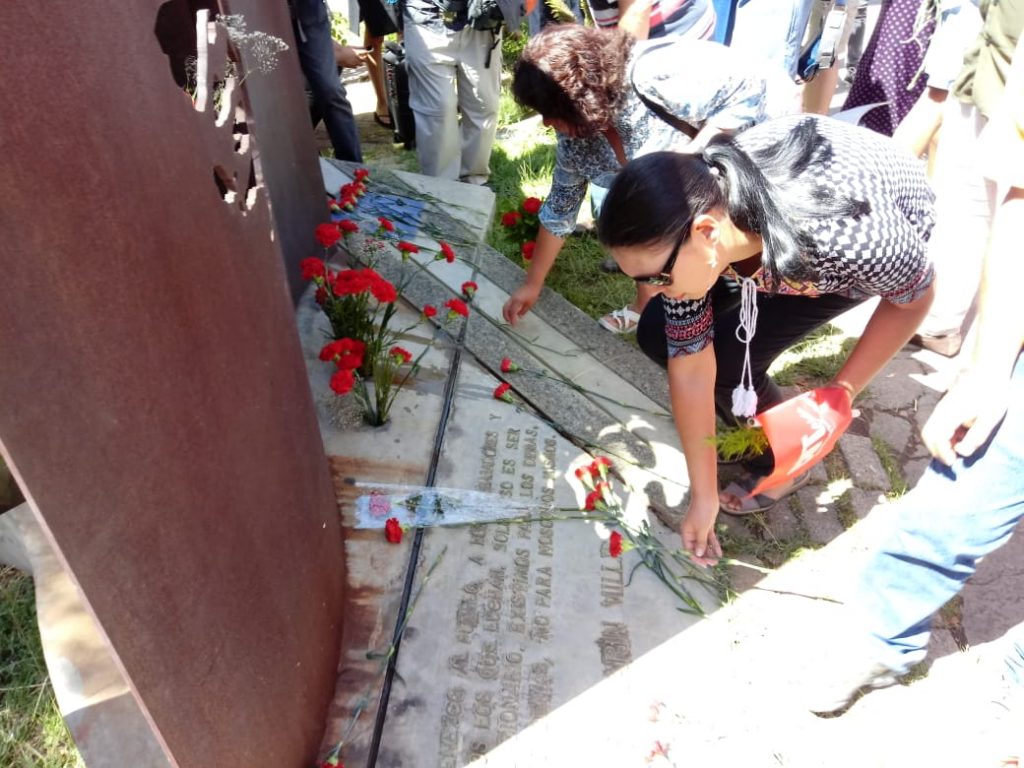 Memorial de Gladys Marín se llena de claveles rojos en acto de desagravio tras ataque ultraderechista