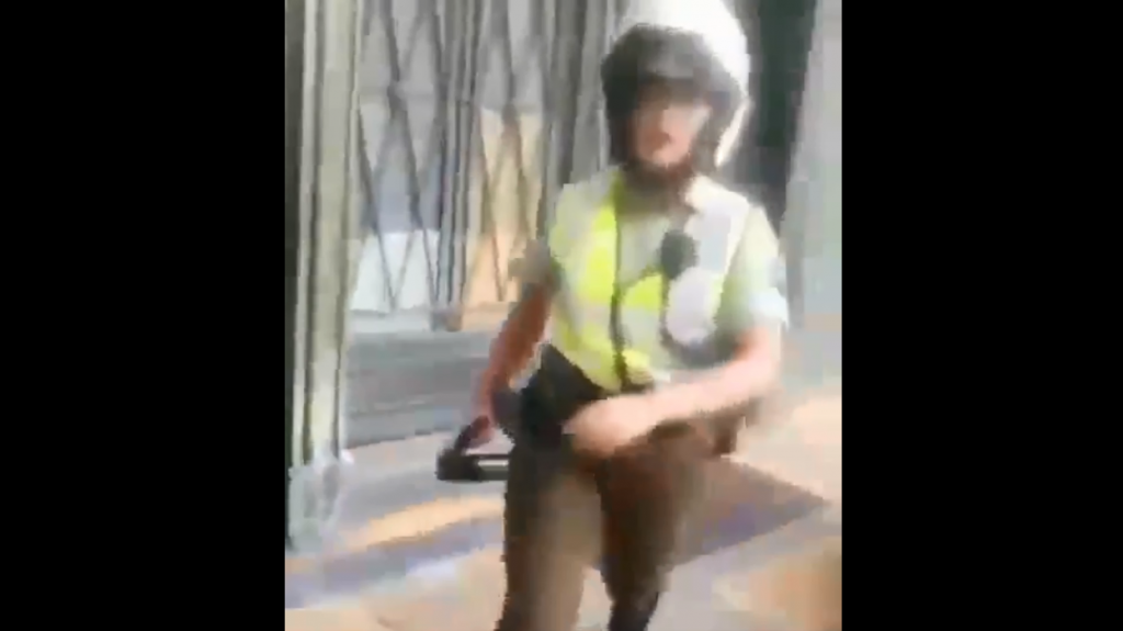 VIDEO| Carabinera arrojó gas pimienta a pocos centímetros a mujer que le pedía que se identificara