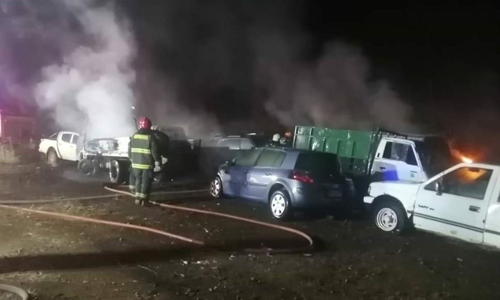 Desconocidos queman 10 vehículos en recinto de Carabineros en Collipulli: Institución acusa «atentado»