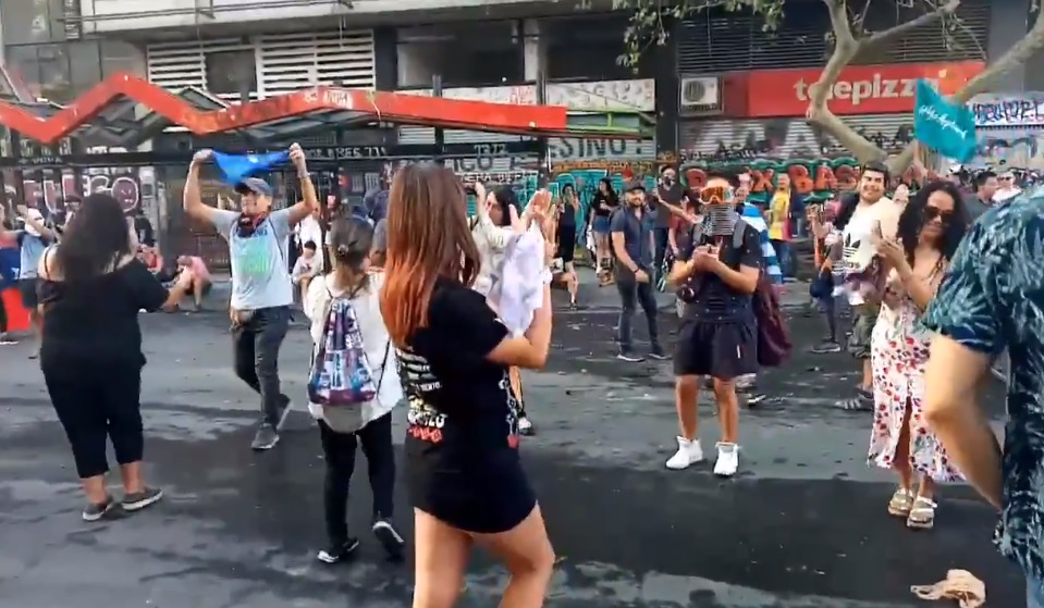 VIDEOS| Manifestantes se toman la Plaza de la Dignidad bailando cueca