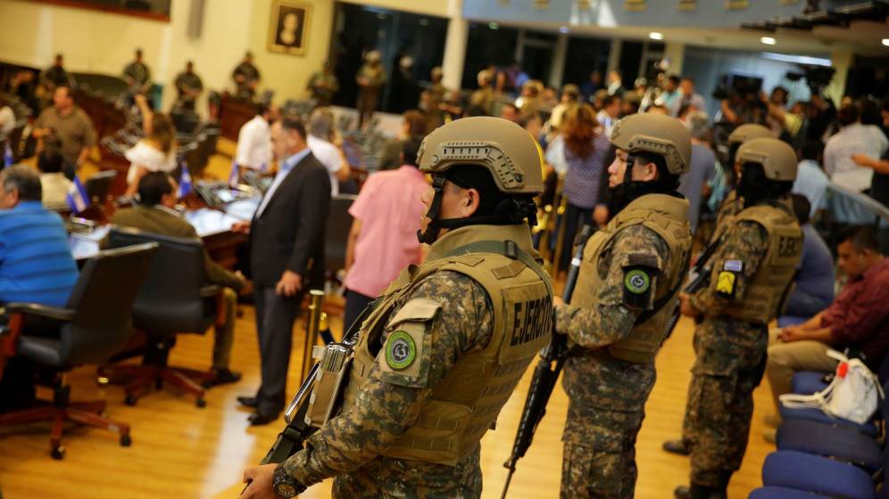 Presidente de El Salvador llega al Congreso con militares y provoca grave crisis institucional 
