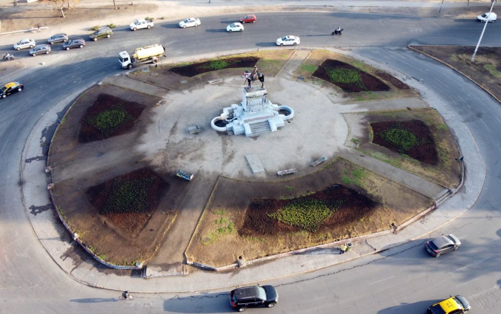Municipalidad de Providencia inicia trabajos de replantación de pasto en rotonda de Plaza Italia