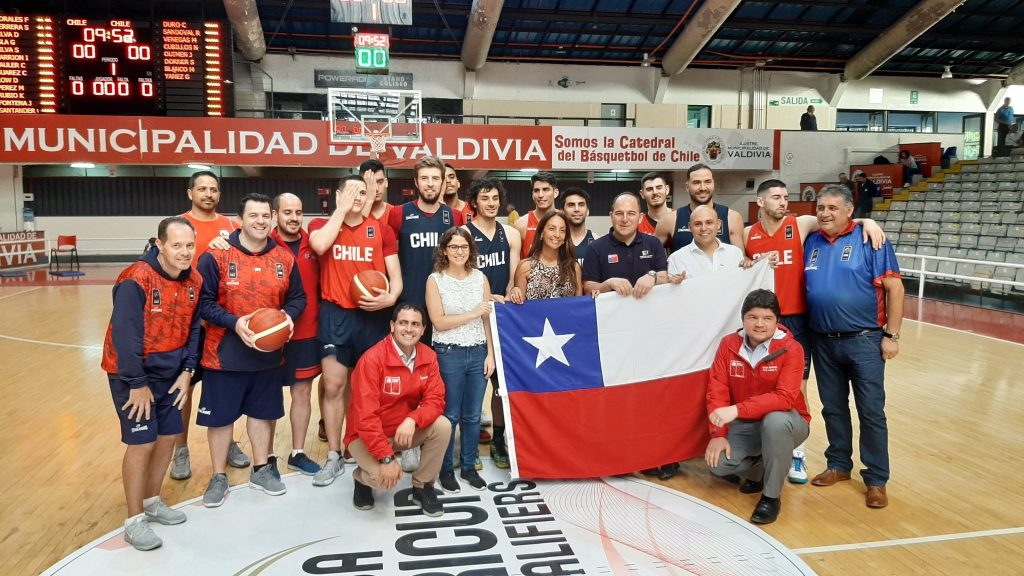 Selección de basquetbol protestó durante visita de ministra del Deporte, Cecilia Pérez, quien avaló el gesto: «Tienen todo su derecho»